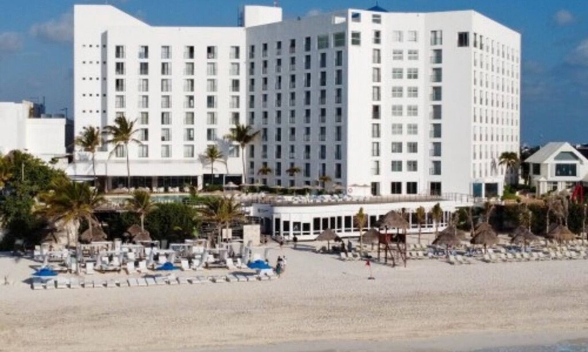 Zona Hotelera Resort | 1-bedroom at Sunset Royal Beach resort in Cancún with fitness room