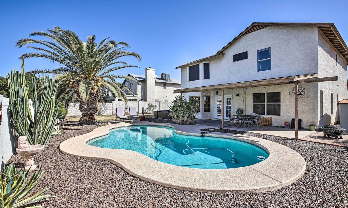 La Buena Vida House | 1 Mi to State Farm Stadium: Home w/Pool & Grill!