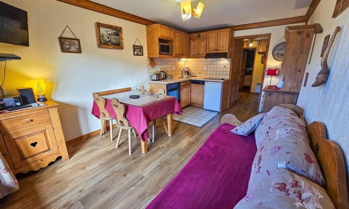 Les Bruyeres Apartment | 100m from shops, Ground floor, view mountain, balcony, tv, ski locker, 30m², Les Menuires