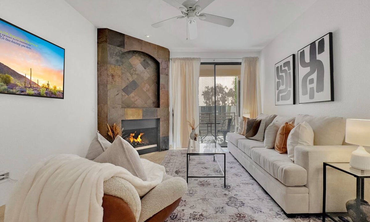 Camelback East Condo | 1BR Phoenix Condo w Pool, Hot Tub, King Bed, and Free Parking!