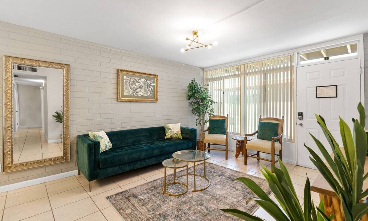 Camelback East Apartment | 2 bedroom uptown apartment