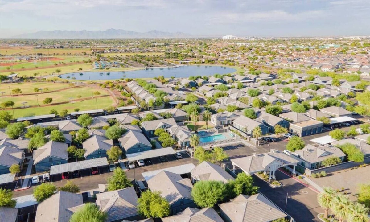 Phoenix House | 2 BR Villa Dog Park Lake WiFi Laundry Pool