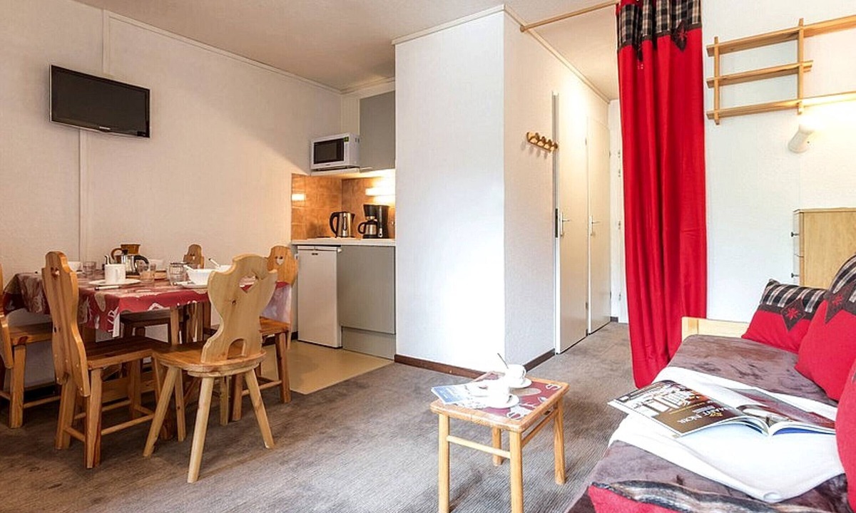 Les Bruyeres Apartment | 2-room apartment, ski-in/out, 4 pers, South balcony