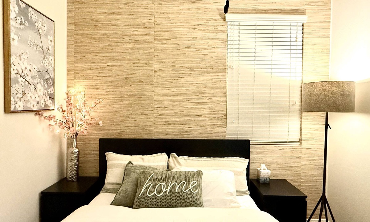 South Mountain House | 3-bedroom Comfortable Designer Home/w Private Cinema and Community Pool