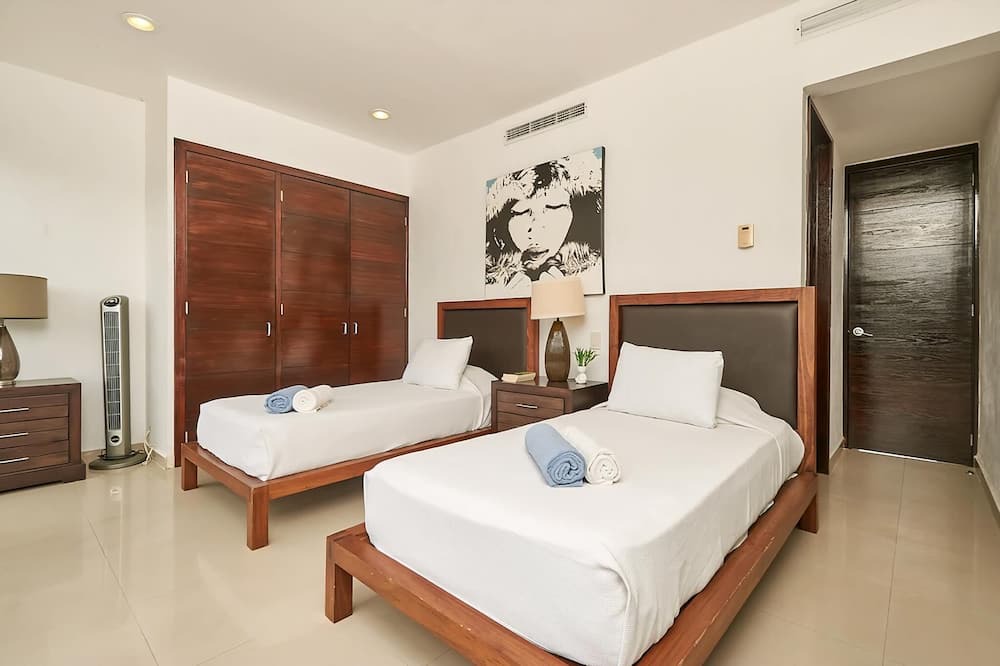 Playacar Fase II Apartment | 3BR condo w/pool & BBQ grill