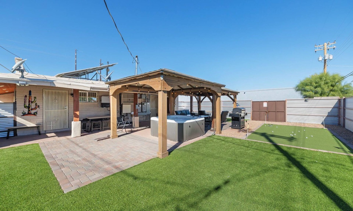 Tucson House | 4BR 2BA Jacuzzi Putting Green Near Airport Unit B