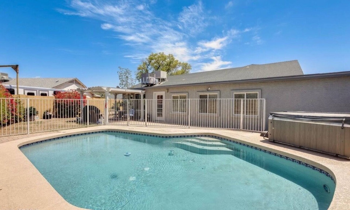 La Buena Vida House | 5 Bedroom with POOL- 5 MIN walk to State Farm Stadium & Desert Diamond Arena