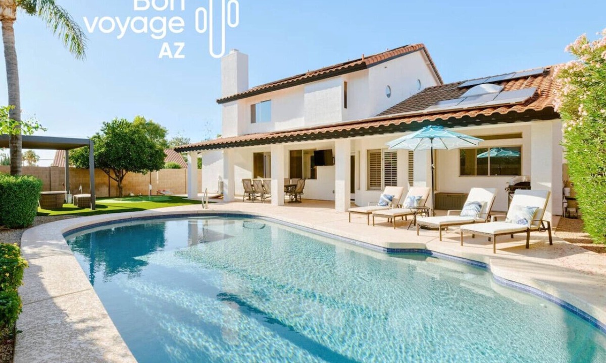 Paradise Park Vista House | 5BR getaway w/heated pool, hot tub & games