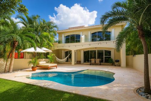 Puerto Aventuras Villa | 7BR Private Jacuzzi & Pool Villa Sleeps 16 Walk to Beach Lagoon and Golf