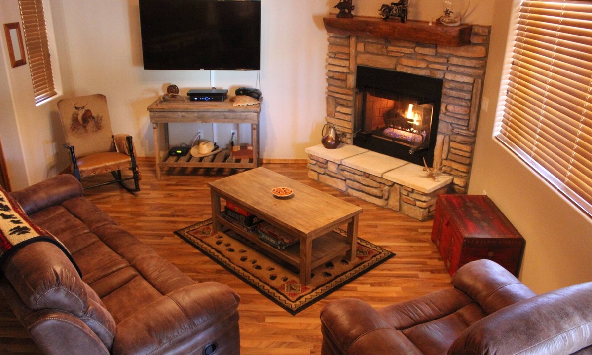 Show Low Cabin | A Cozy, Clean and Quiet Cabin under the Ponderosa Pine!