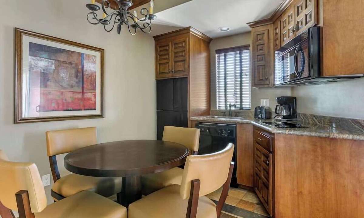 West Sedona Hotel | A Haven of Serenity! Full Kitchen, Outdoor Swimming Pool, Free Parking!