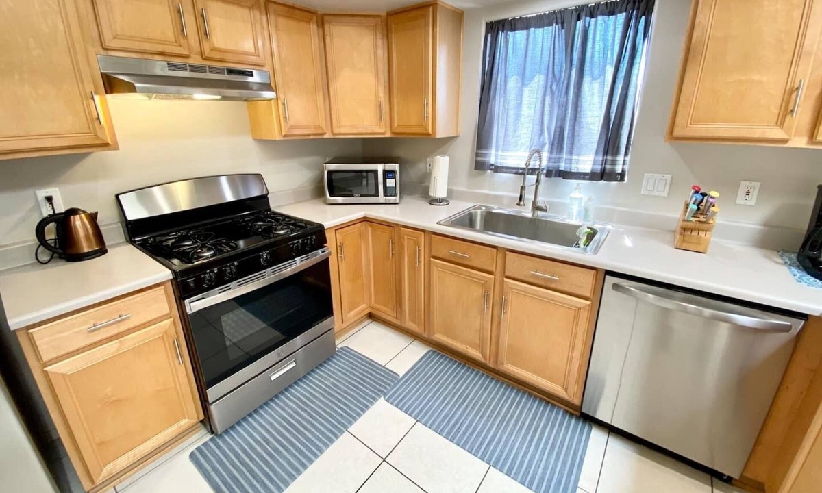 Campus Farm House | Airy Modern Oasis★A+Location★UofA-Dining-Riverwalk