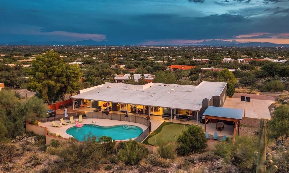 Sabino Mountain House | Amazing Fun Villa w Cinema, Pool, Golf, Games