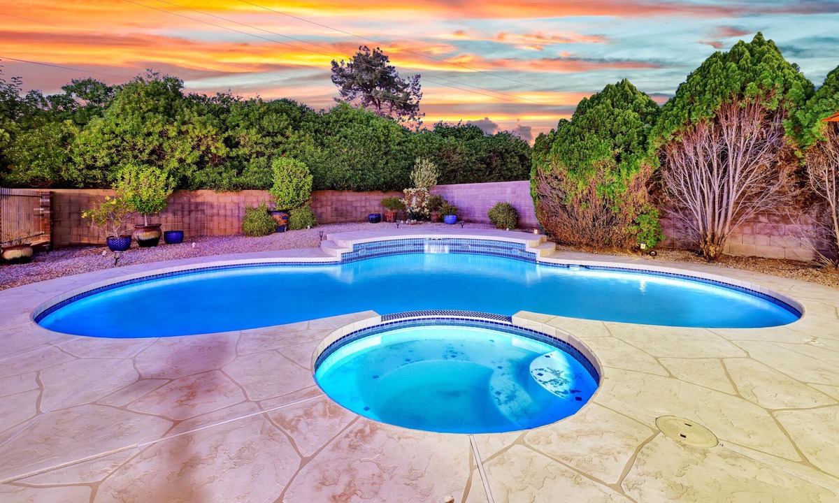 Glendale House | Amenities Galore! 8 Kings or 20 total beds w/ Htd Pool/Spa & Covered Patio w/ TV