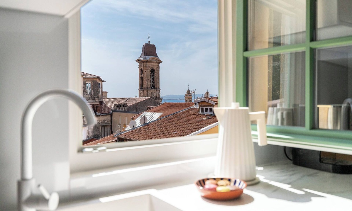 Old Town Apartment | Apartment with a view on the city and the sea