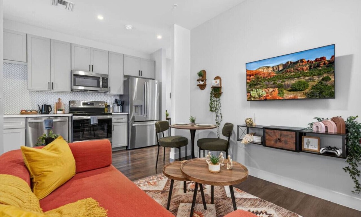 Camelback East Apartment | Arcadia Getaway – Pool, Gym, Games, EV Charging