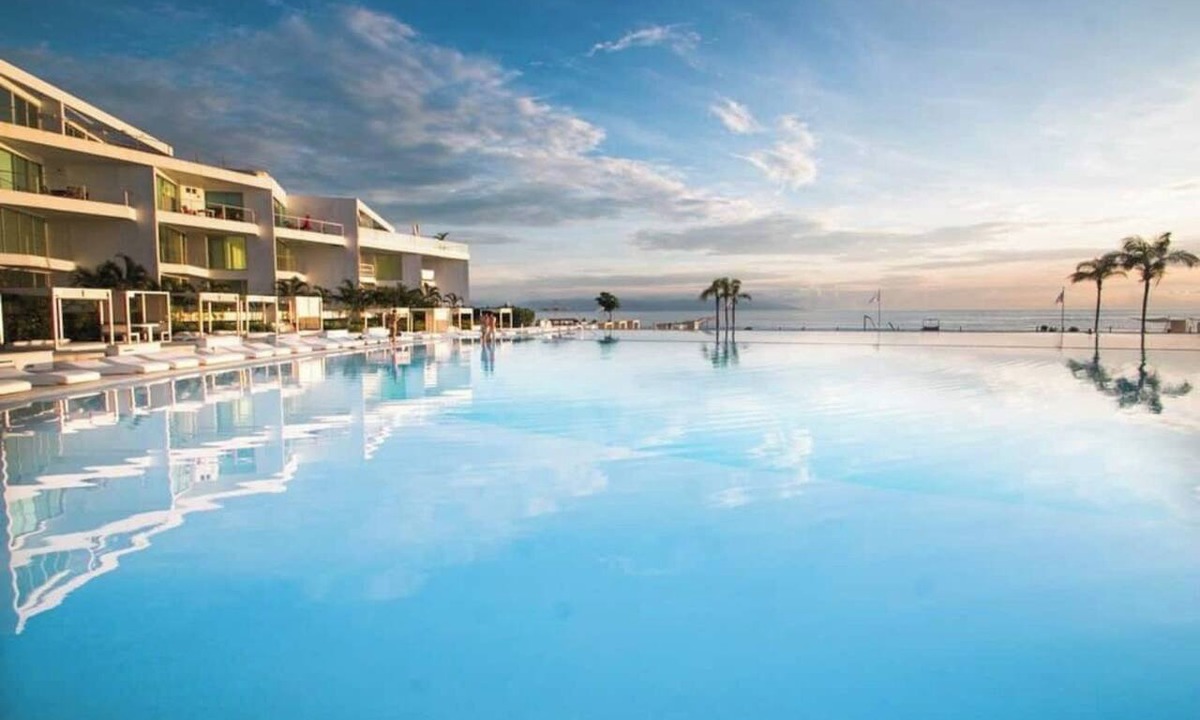 Flamingos Apartment | Area Ocean, Affordable 1BR Studio, Beachfront Resort, Pools, Snack Bar, & Balcony