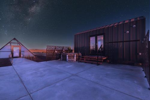 Valle House | ART HAUS Grand Canyon South Rim - Hot Tub, Hammock, Movie Projector, Telescope