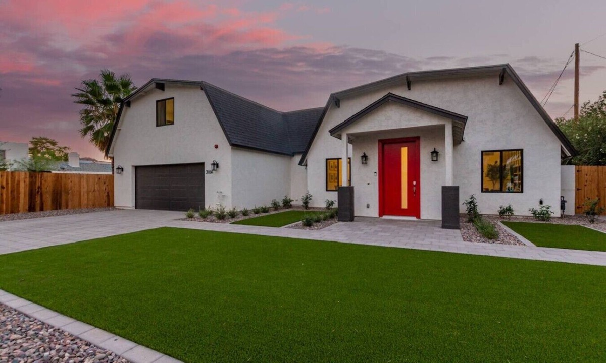 Desert Shadows House | Barnhouse: Heated Pool | 5 mins to Old Town!