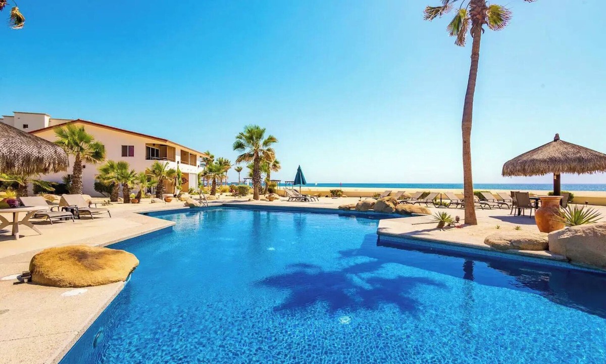 Zona Hotelera Condo | Beachfront Condo with Pool - 2 Beds/1 Bath-Viva 3