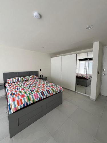 Guadalajara Apartment | Bonito espacio de habitación con terraza, cocina y baño privado en Oasis Malvas - World Cup visitors welcome!