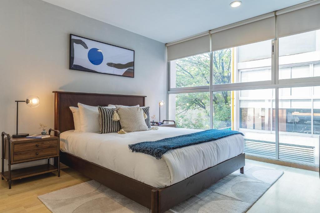 Hipodromo Apartment | Bright 2BR Condesa Apartment With Balcony