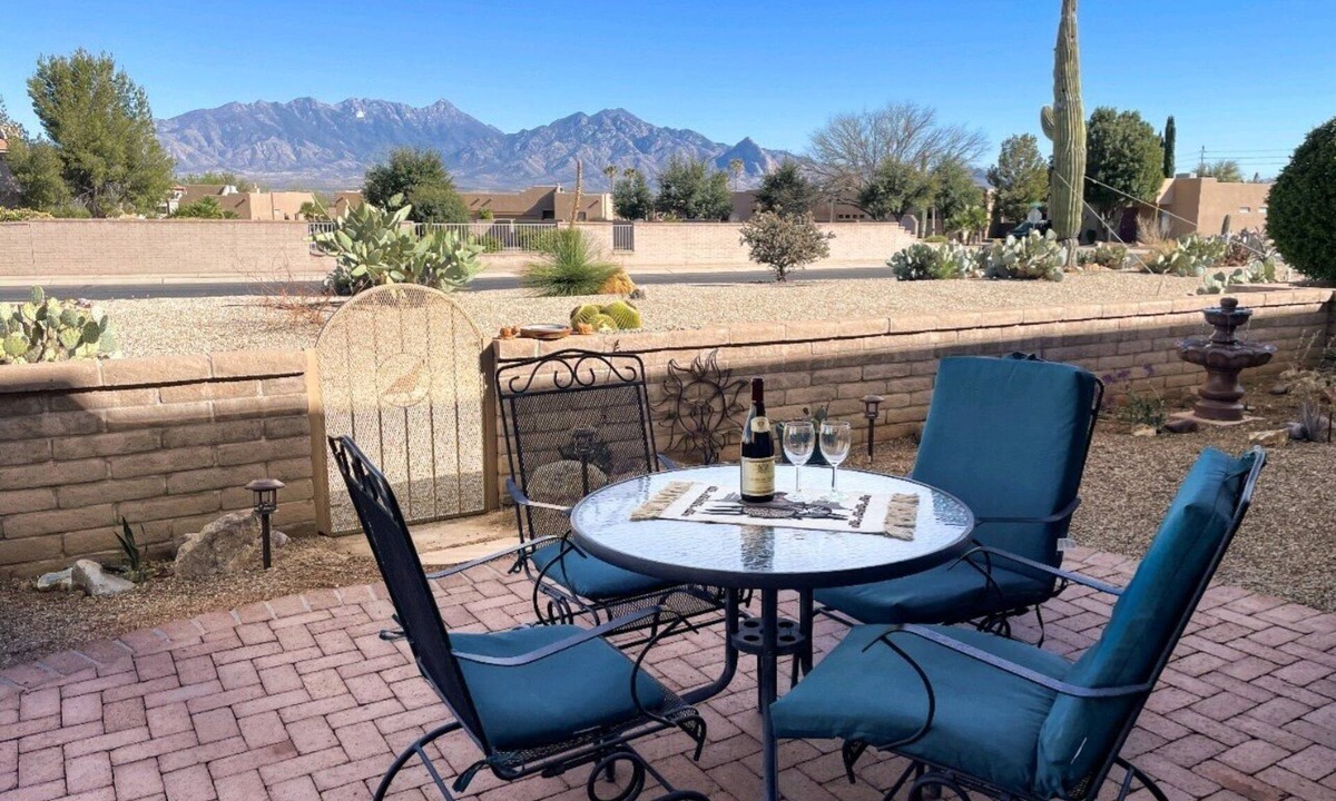 Green Valley House | Bright & Cheerful Mountain View Townhome in Santa Rita Springs Green Valley