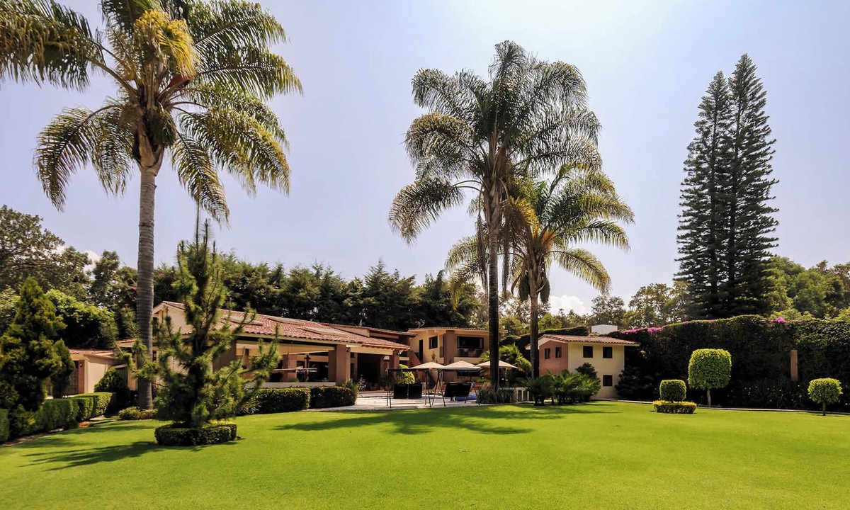 Avandaro House | Casa Avándaro with Pool, Garden & Jacuzzi