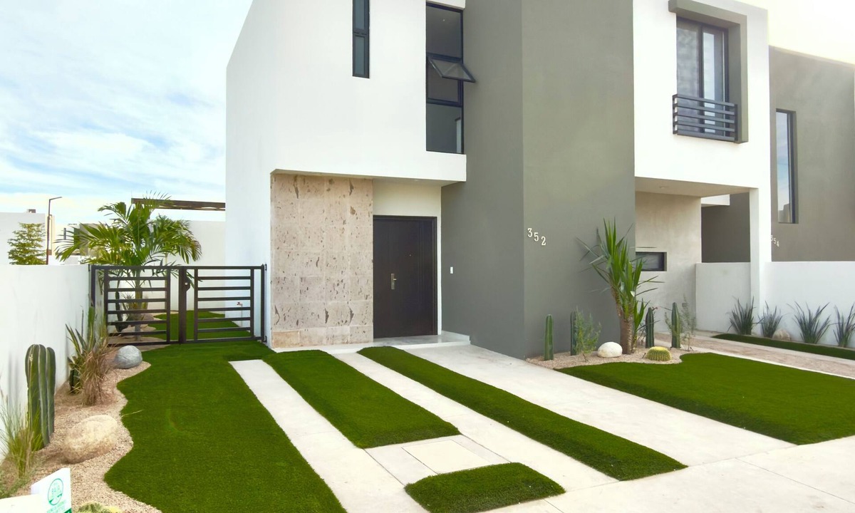 La Paz House | Casa Guacamaya Azul | Corner Home with Clubhouse and Pool Access