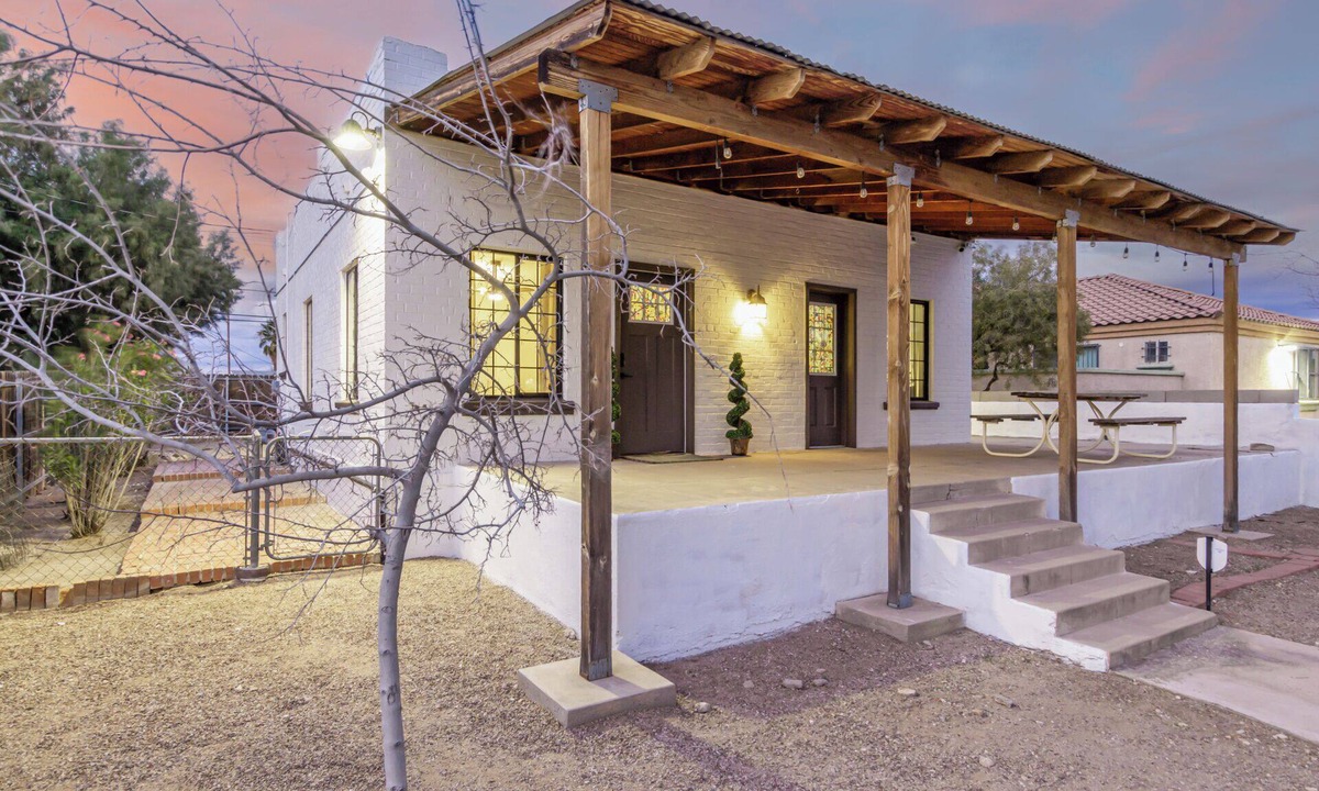 Feldman's House | Casa Milagros - Newly renovated historic bungalow with huge yard, close to UofA!