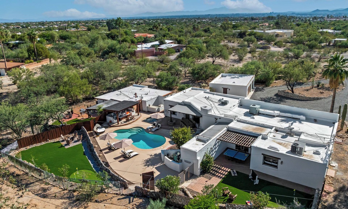 Casas Adobes Estates House | Casas Adobes Dream Property! Amenities galore!