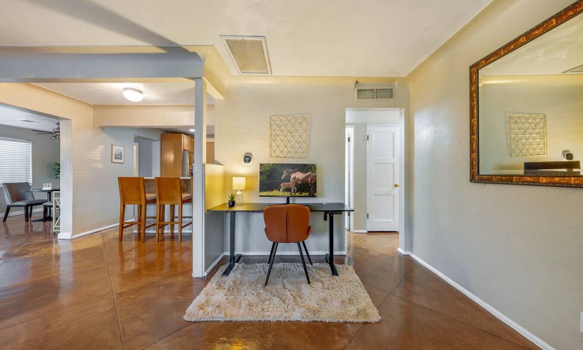 Campus Farm House | Central/Fenced Backyard/4 BR 2 BA/Fire Pit