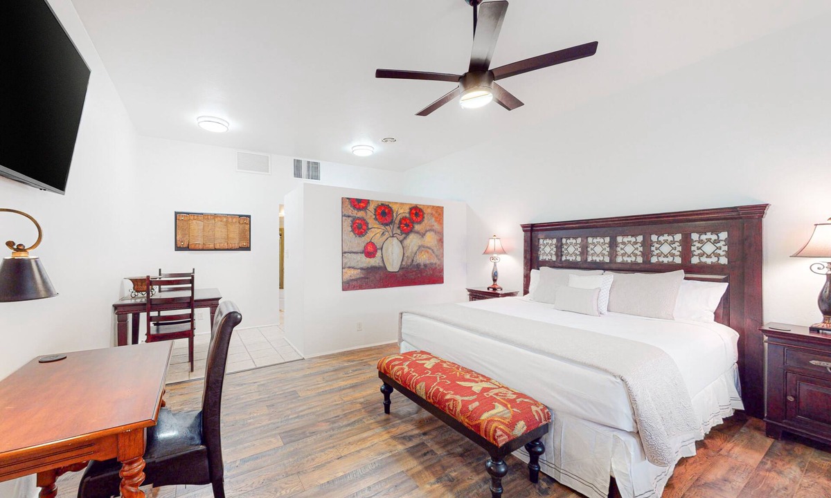 Campus Farm Apartment | Centrally Located Studio W/ Putting Green, Shared Pool, Fitness Gym & Free WiFi!