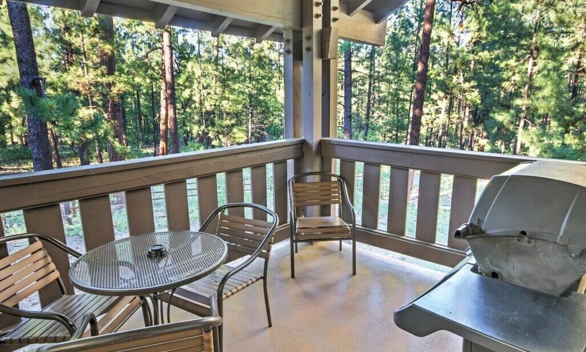 Pinetop Resort | Charming 2-bedroom resort in superb Pinetop-Lakeside with WiFi
