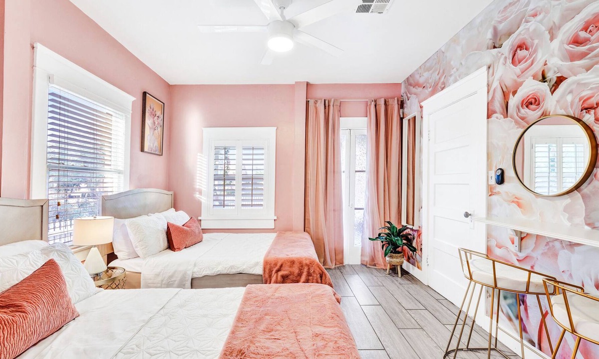 Governmental Mall House | Charming 3BR Bungalow for Bachelorette + Bridal