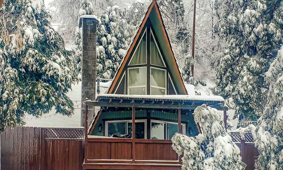 Twin Peaks Cabin | Charming A Frame 2-bedroom cabin with WiFi, AC in beautiful Rimforest