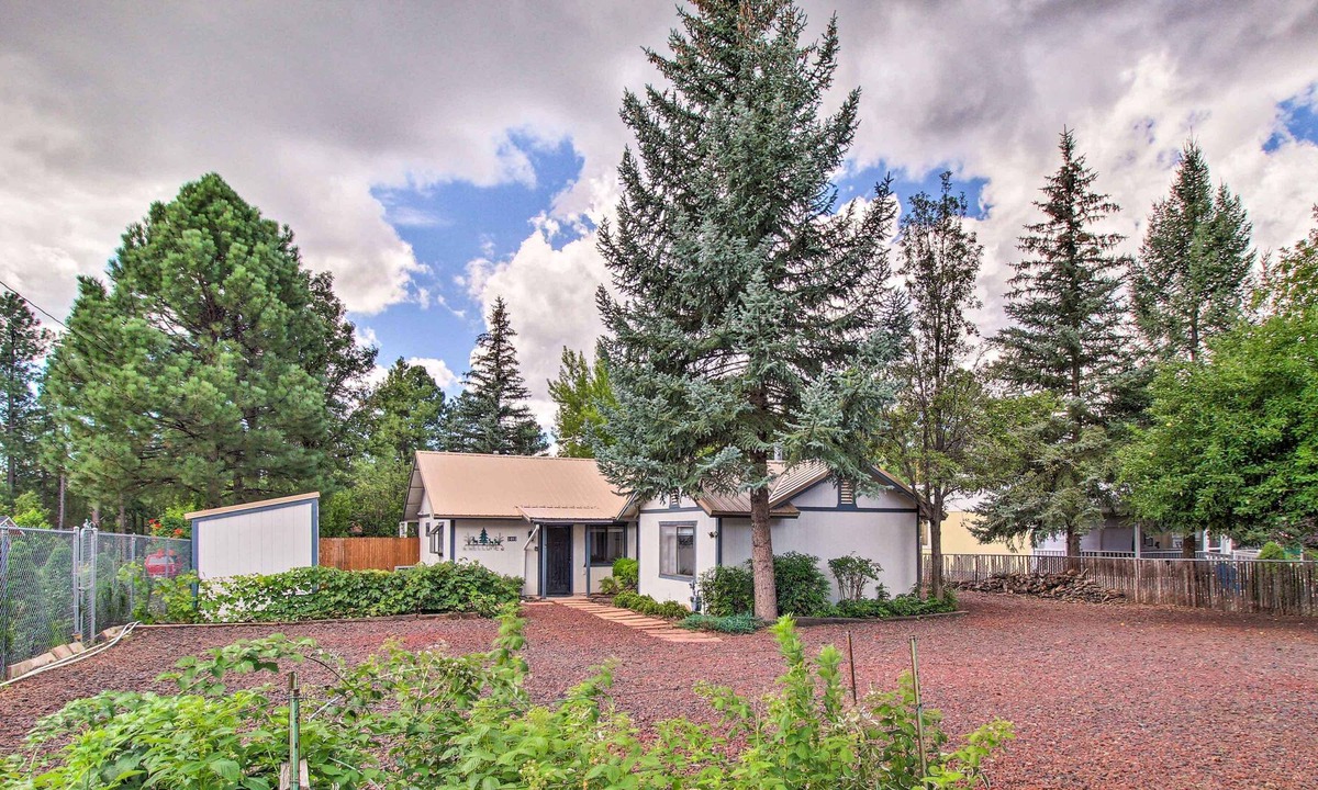 Pinetop-Lakeside Cottage | Charming Lakeside Cottage w/ Patio + Grill!