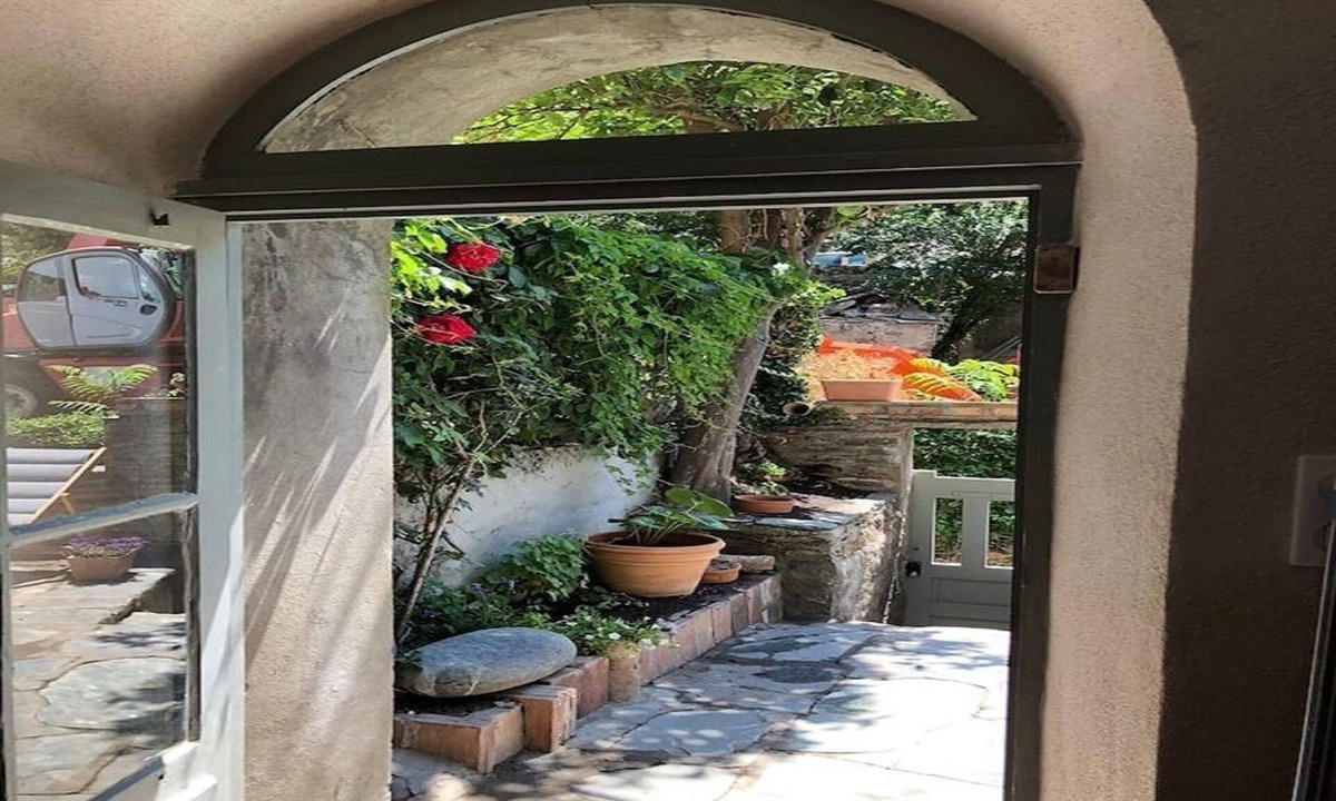 Nonza Apartment | Charming little garden apartment in village center