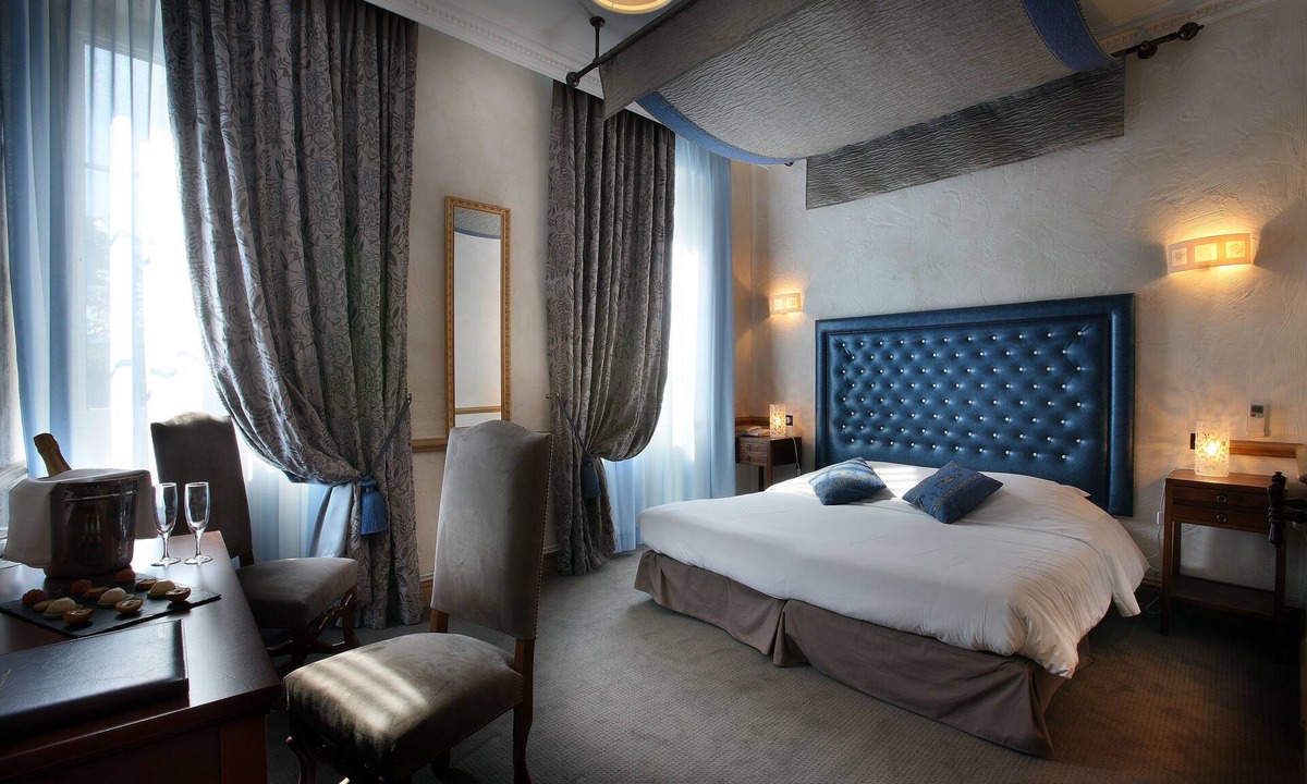 Challes-les-Eaux Hotel | Chateau des Comtes de Challes