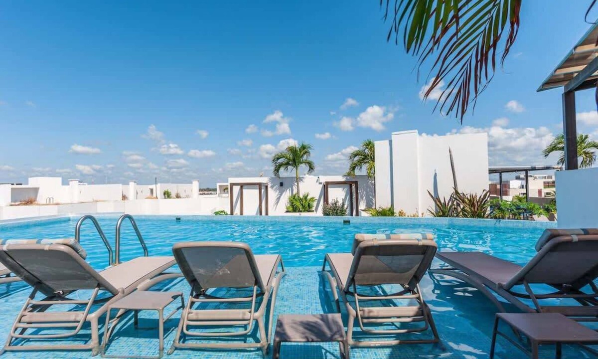 Downtown Condo | Chic Condo w Rooftop Pool & Gym near 5th Ave