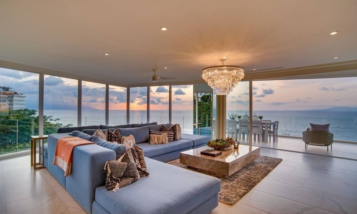 South Shore Hotel Area Apartment | Chic Oceanfront Indah Apt 5 min from Downtown