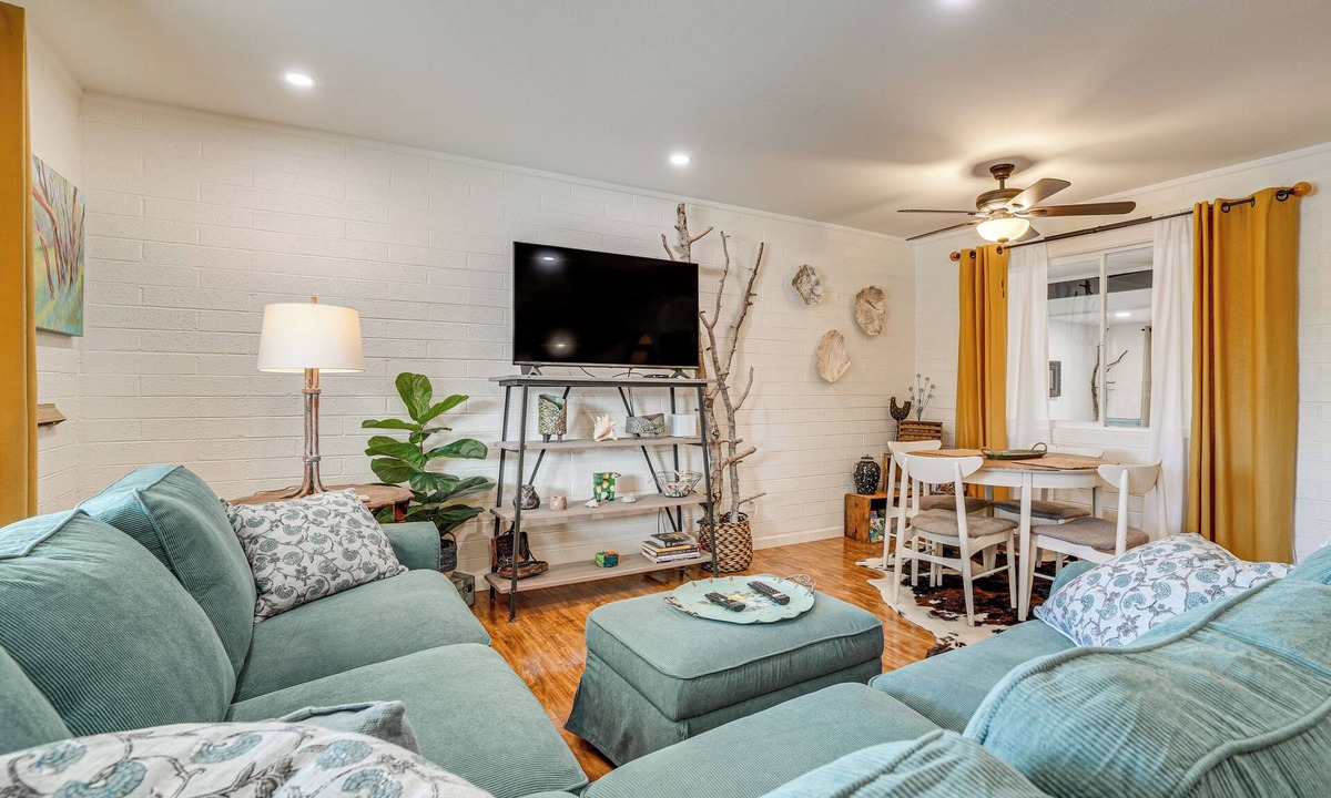 Sun City House | Close to Golf & Casinos! Sun City Getaway