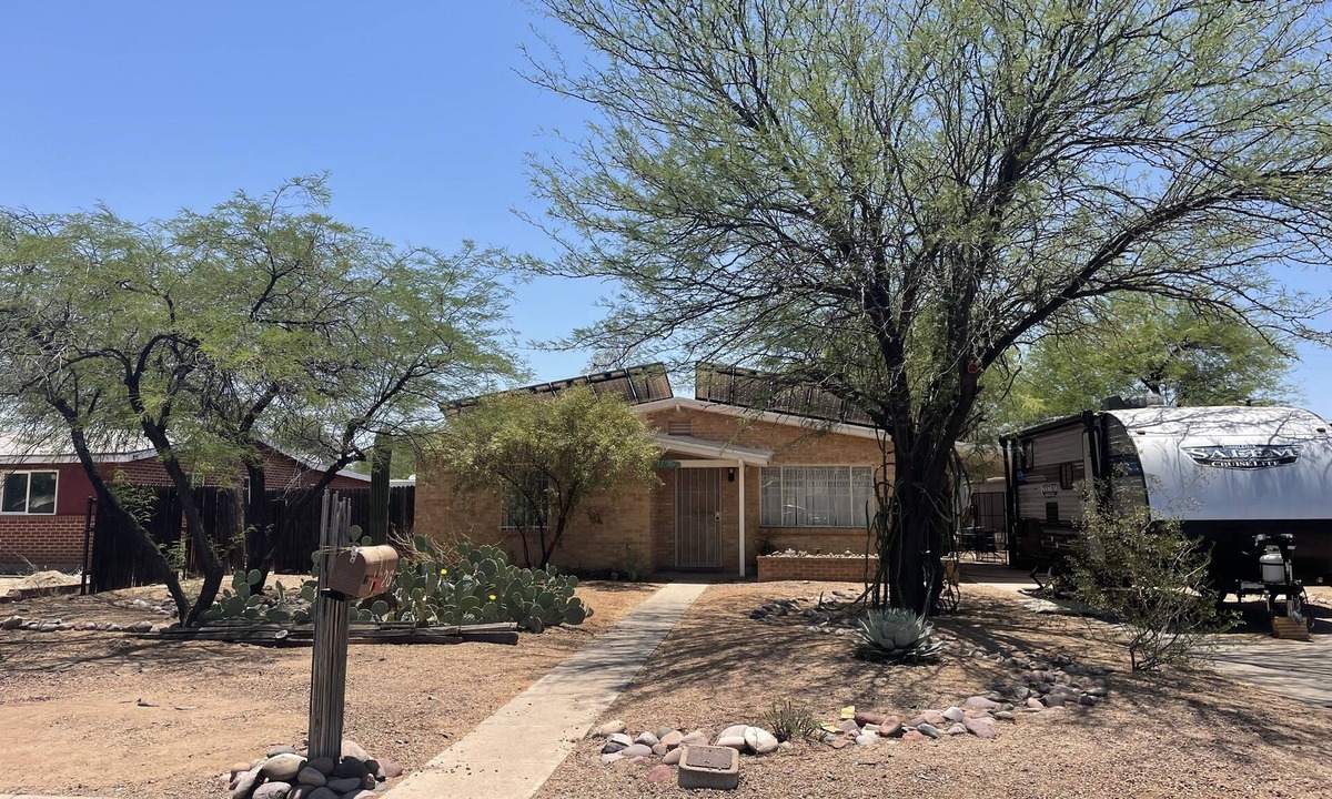 Campus Farm House | Close to U of A, shopping, restaurants on the Mountain Ave Bike path