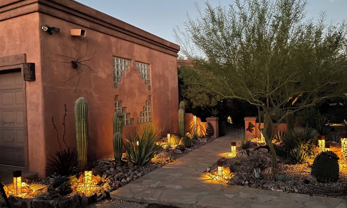 Tanque Verde House | Colorful Gallery Home at the Base of Mt. Lemmon, La Casa de Coco