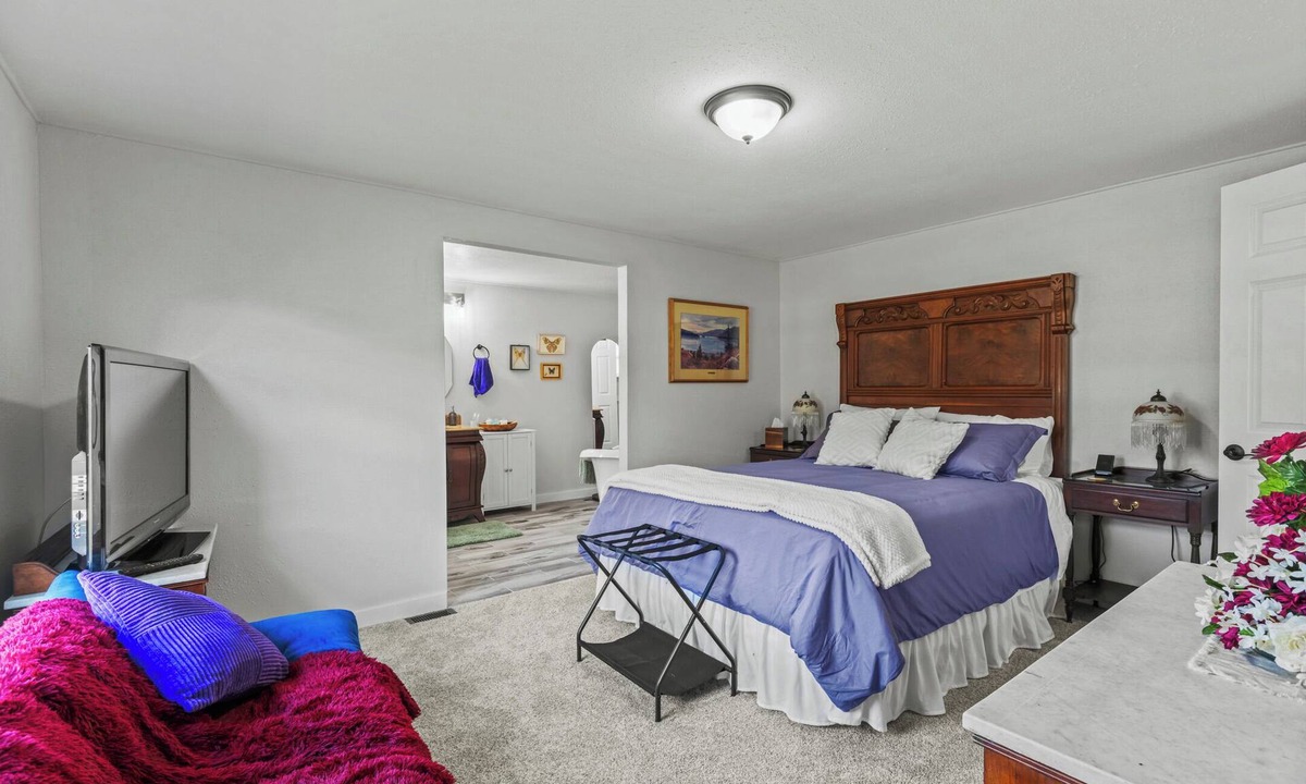 Florence House | Comfortable, Convenient Ranch Retreat