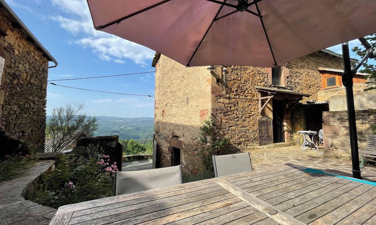 Saint-Laurent-d'Olt Cottage | Comfortable cottage with magnificent views of the Causses