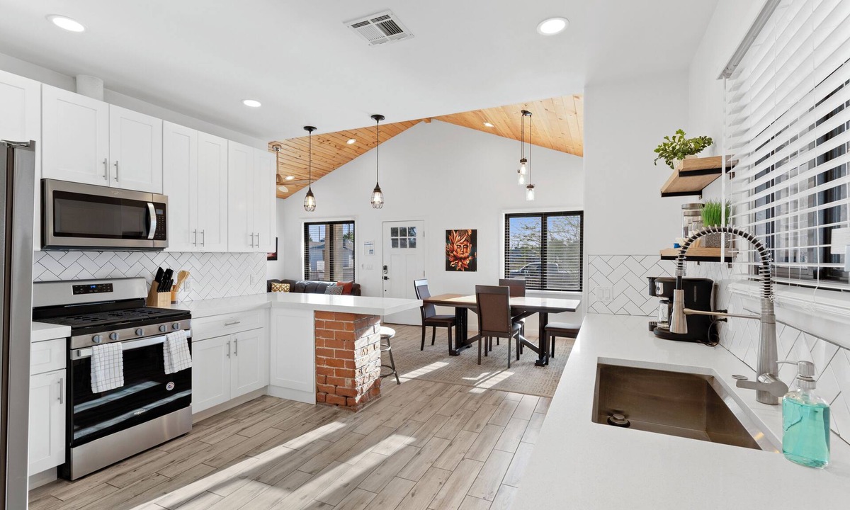 Evans Churchill House | Cottage with BBQ & Hot Tub