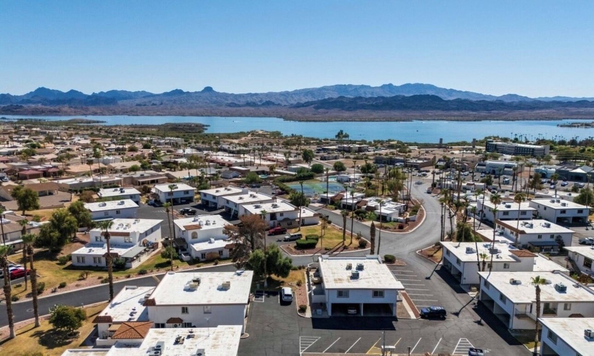 Lake Havasu City Condo | Cozy 2-Bed Lake Havasu Gem - Steps to Lake & Dining!