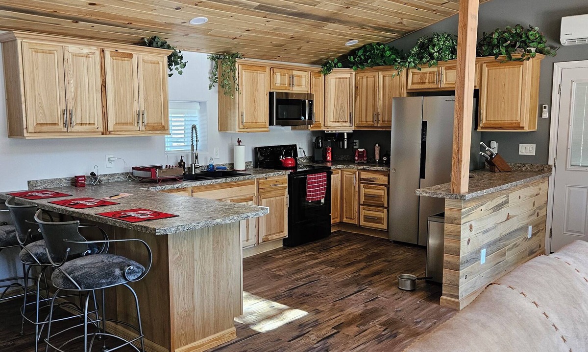 Strawberry Cabin | Cozy 2-bedroom cabin in beautiful Strawberry/Pine with AC, WiFi, Hot tub, deck.