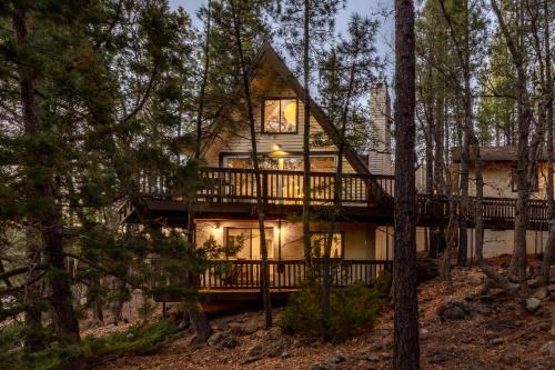 Munds Park House | Cozy 3BR A-Frame Lake Views Family Friendly
